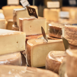 Vue du choix de fromage présent dans le magasin de la laiterie/fromagerie du Mouret